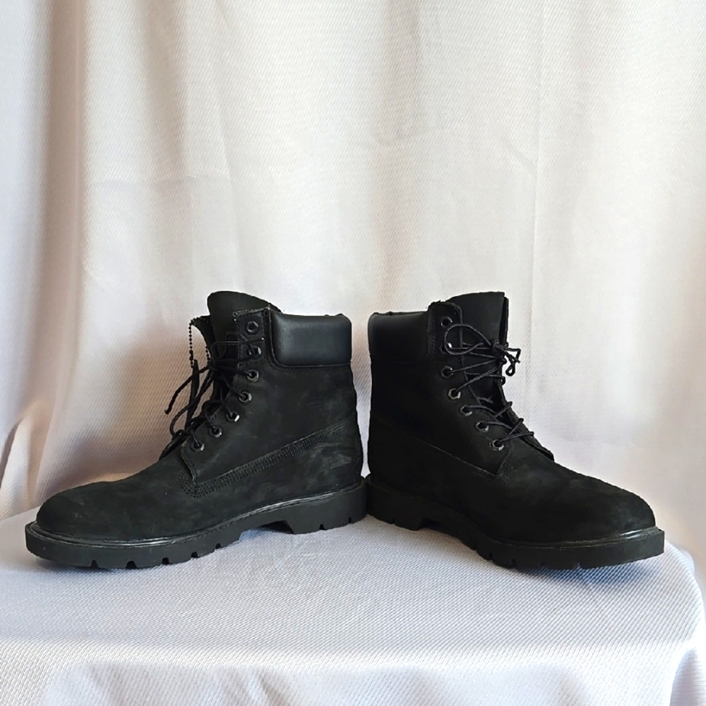 Timberland Black leather waterproof Boots with lace up design.